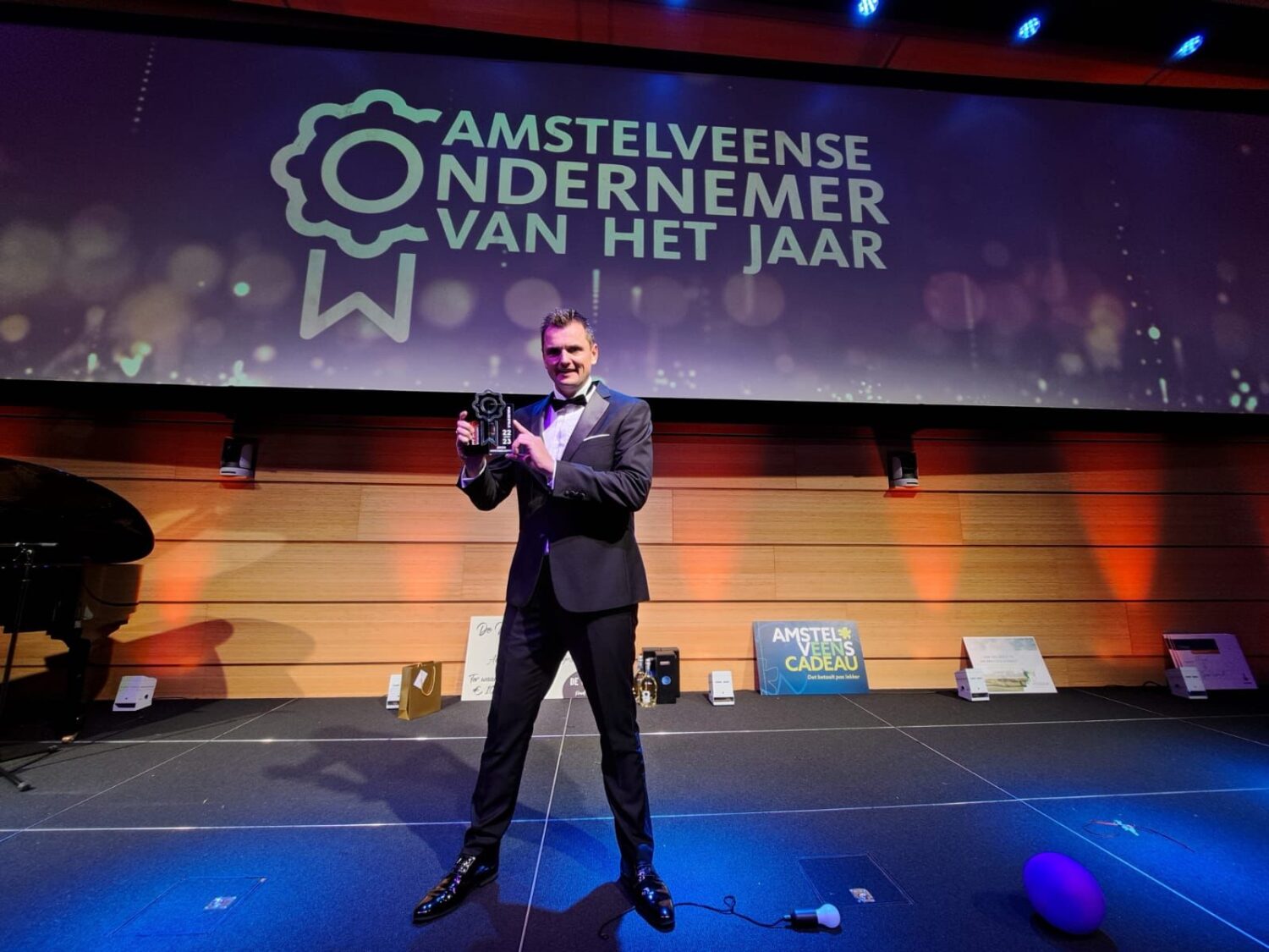 Jeroen met de prijs bij de Amstelveense Ondernemer van het Jaar Verkiezing